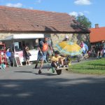 V kolcích závodí v Radobytcích už čtvrt století. K jubileu vyrostl na návsi kolcovník
