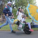 V kolcích závodí v Radobytcích už čtvrt století. K jubileu vyrostl na návsi kolcovník