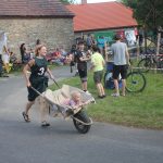 V kolcích závodí v Radobytcích už čtvrt století. K jubileu vyrostl na návsi kolcovník