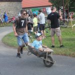 V kolcích závodí v Radobytcích už čtvrt století. K jubileu vyrostl na návsi kolcovník