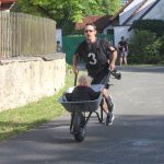 V kolcích závodí v Radobytcích už čtvrt století. K jubileu vyrostl na návsi kolcovník