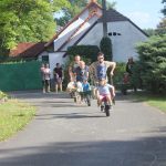 V kolcích závodí v Radobytcích už čtvrt století. K jubileu vyrostl na návsi kolcovník