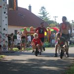 V kolcích závodí v Radobytcích už čtvrt století. K jubileu vyrostl na návsi kolcovník