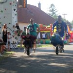 V kolcích závodí v Radobytcích už čtvrt století. K jubileu vyrostl na návsi kolcovník