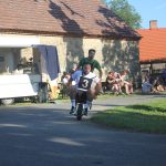 V kolcích závodí v Radobytcích už čtvrt století. K jubileu vyrostl na návsi kolcovník