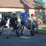 V kolcích závodí v Radobytcích už čtvrt století. K jubileu vyrostl na návsi kolcovník
