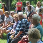 Na tvoření řezbářů v Petrovicích byli lidé zvědaví. Dřevěné sochy opět ozdobí obec