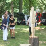 Na tvoření řezbářů v Petrovicích byli lidé zvědaví. Dřevěné sochy opět ozdobí obec