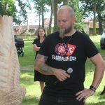 Na tvoření řezbářů v Petrovicích byli lidé zvědaví. Dřevěné sochy opět ozdobí obec