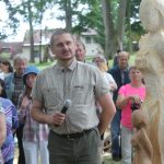 Na tvoření řezbářů v Petrovicích byli lidé zvědaví. Dřevěné sochy opět ozdobí obec