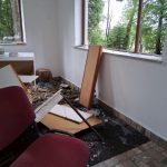 Ze zastávky u Vlčevsi si lidé udělali komunitní místnost s knihovnou. Někdo všechno zdemoloval