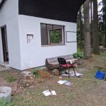 Ze zastávky u Vlčevsi si lidé udělali komunitní místnost s knihovnou. Někdo všechno zdemoloval