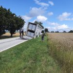 Nahnutý přepravník krav hrozící převrácením zaměstnal hasiče na Budějovicku