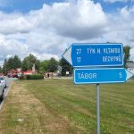 AKTUALIZOVÁNO: Požár střechy prodejny Jednoty ve Slapech hasiči odpoledne zlikvidovali
