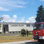 AKTUALIZOVÁNO: Požár střechy prodejny Jednoty ve Slapech hasiči odpoledne zlikvidovali
