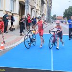 VIDEO: Mladí táborští závodníci získali na Táborském triatlonovém festivalu tři medaile. Radovali se Justina Bednářová, Veronika Křížová a Adam Šiška