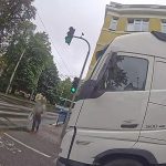 Řidiče polského kamionu zradila navigace. Uvázl na konci ulice v centru Budějovic
