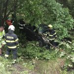 Řidič na Krumlovsku nezvládl řízení a skončil s autem mezi stromy. Vůz vyprošťoval jeřáb