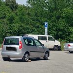 Z kopce pod Kletí se samovolně rozjelo auto. Zastavili ho turisté