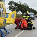 Při tragické nehodě na Jindřichohradecku zemřel řidič. Spolujezdkyni transportoval do nemocnice vrtulník