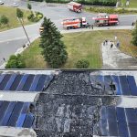 AKTUALIZOVÁNO: Požár střechy prodejny Jednoty ve Slapech hasiči odpoledne zlikvidovali