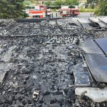 AKTUALIZOVÁNO: Požár střechy prodejny Jednoty ve Slapech hasiči odpoledne zlikvidovali