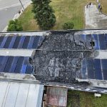 AKTUALIZOVÁNO: Požár střechy prodejny Jednoty ve Slapech hasiči odpoledne zlikvidovali