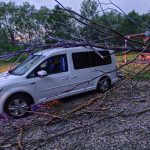 Jihočeským krajem se prohnala bouřka. Na Krumlovsku spadl strom na auto