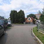 Policie vyšetřuje střet auta s motorkářem ve Včelné. Hledá svědky