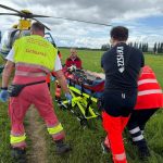 Cyklista spadl z mostku do vyschlého potoka. Do nemocnice ho transportoval vrtulník