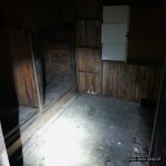 Bezdomovci se zabydleli ve starém včelíně. Odejít se jim nechtělo