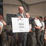 Titul je doma! Čestice převzaly Zlatou stuhu jako jihočeská vesnice roku