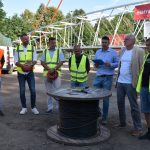 Usazování lávky přes Vltavu největším jeřábem republiky si nenechaly ujít stovky diváků