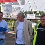 Usazování lávky přes Vltavu největším jeřábem republiky si nenechaly ujít stovky diváků