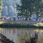 Usazování lávky přes Vltavu největším jeřábem republiky si nenechaly ujít stovky diváků