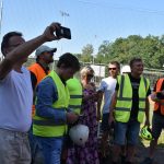 Usazování lávky přes Vltavu největším jeřábem republiky si nenechaly ujít stovky diváků