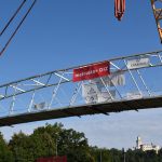 Usazování lávky přes Vltavu největším jeřábem republiky si nenechaly ujít stovky diváků