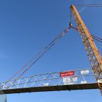 Usazování lávky přes Vltavu největším jeřábem republiky si nenechaly ujít stovky diváků