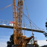 Usazování lávky přes Vltavu největším jeřábem republiky si nenechaly ujít stovky diváků