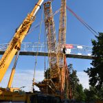 Usazování lávky přes Vltavu největším jeřábem republiky si nenechaly ujít stovky diváků