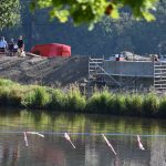 Usazování lávky přes Vltavu největším jeřábem republiky si nenechaly ujít stovky diváků