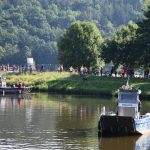 Usazování lávky přes Vltavu největším jeřábem republiky si nenechaly ujít stovky diváků