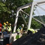 Usazování lávky přes Vltavu největším jeřábem republiky si nenechaly ujít stovky diváků