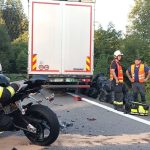 U Jenína naboural motorkář zezadu do nákladního auta