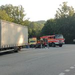 U Jenína naboural motorkář zezadu do nákladního auta