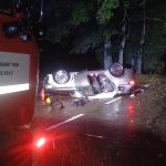 AKTUALIZOVÁNO. Tragická nehoda u Chyšek. Při noční jízdě zemřel spolujezdec