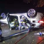 AKTUALIZOVÁNO. Tragická nehoda u Chyšek. Při noční jízdě zemřel spolujezdec