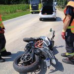 Střet motocyklu s osobním autem omezil provoz na silnici I/20. Tvoří se kolony