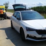 Střet motocyklu s osobním autem omezil provoz na silnici I/20. Tvoří se kolony
