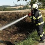 Požár kůlny, stroje, odpadu i strniště. Hasiči vyjížděli ve středu k zásahům napříč krajem